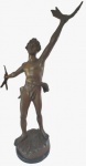 Escultura em bronze representando figura masculina. Medidas: Altura 75 cm, Largura 20 cm e Comprimento 55 cm.