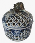 PORCELANA SALER- Potiche em porcelana pintado artesanalmente em tema floral com detalhes vazados Medidas: Altura 12 cm e Diâmetro 12 cm. 