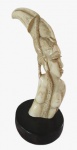 Escultura em marfim  ,sendo um dente de elefante esculpido manualmente com base em madeira. Medida: Altura 25 cm.