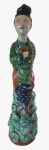 Antiga escultura japonesa pintada artesanalmente estilo família Rosa representando figura feminina. Medidas: Altura 27 cm e Diâmetro 7 cm. 