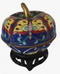 Potiche em cloisoné pintado artesanalmente em tema de borboleta. Medidas: Altura 7 cm e Diâmetro 10 cm. 