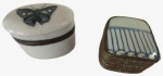 Lote com duas  caixinhas decorativas em porcelana com detalhes em ferro. Medidas: Altura 6 cm, Largura 4 cm e Comprimento 7 cm.