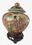 SATSUMA- Potiche em porcelana pintado artesanalmente em alto relevo em tema de gueixa. Medidas: Altura 15 cm e Diâmetro 15 cm. 