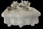 Porta joias em porcelana branca com apliques na tampa em tema de flores. Medida: altura 10 cm largura 8 cm comprimento 12 cm.