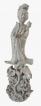 Antiga escultura em porcelana com ricos detalhes artesanais representando uma figura feminina japonesa. Medidas: Altura 30 cm, Largura 10 cm e Comprimento 10 cm.