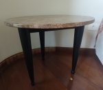 Mesa de canto com três pés de sustentação em madeira com tampo em mármore rosa. RETIRADA PELO COMPRADOR. Medidas: Altura 50 cm e Diâmetro 60 cm. 