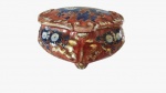 PORCELANA ZAPPI-  Centro de mesa em porcelana na tonalidade vermelha e azul, pintado artesanalmente em tema floral. Medidas: Altura 10 cm, Largura 15 cm e Comprimento 20 cm. 