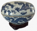 Esfera em porcelana chinesa azul e branco com pinturas representando dragões imperiais com base em madeira. Medidas: Altura 20 cm e Diâmetro 32 cm.