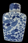 MADE IN CHINA- Pote para chá em porcelana no estilo chinoiserie com pintura padrão floral azul e branco. Medidas: Altura 30 cm, Largura 10 cm e Comprimento 18 cm. 
