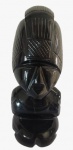 Estatueta artesanal mexicana esculpida em obsidiana negra representando uma figura de guerreiro. Medidas: Altura 23 cm, Largura 6 cm e Comprimento 10 cm. 