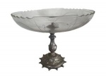 Fruteira decorativa com cuba em vidro transparente com base em metal prateado. Medidas: Altura 30 cm e Diâmetro 38 cm. 