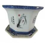 Cachepot em porcelana japonesa pintado artesanalmente em tema floral. Medidas: Altura 10 cm e Diâmetro 14 cm. 