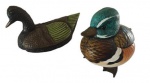 Lote com duas esculturas em madeira esculpidas artesanalmente representando pato. Medida maior: Altura 12 cm, Largura 14 cm e Comprimento 18 cm.