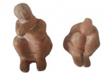 MAIA- Par de esculturas em argila feitas manualmente representando duas mulheres. Medidas: Altura 12 cm e Diâmetro 10 cm. 