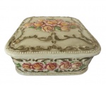PORCELANA WEISS- Caixinha em porcelana pintada artesanalmente em alto relevo em tema floral. Medidas: Altura 5 cm, largura 12 cm e Comprimento 12 cm. 