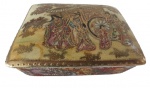 SATSUMA- Caixinha em porcelana pintada em alto relevo em tema de gueixa com pintura a ouro. Medidas: Altura 6 cm, Largura 10 cm e Comprimento 12 cm. 