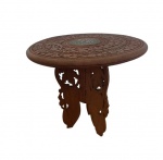 Mesinha indiana em madeira entalhada a mão com marchetaria em marfim em tema floral. RETIRADA PELO COMPRADOR. Medidas: Altura 38 cm e Diâmetro 36 cm. 