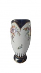 Floreira em porcelana pintada artesanalmente em tema floral com detalhes em alto relevo na tonalidade dourada. Medidas: Altura 22 cm e Diâmetro 10 cm. 