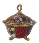 LIMOGES- Centro de mesa em porcelana pintado artesanalmente com três pés de sustentação em tema galante. Medidas: Altura 28 cm e Diâmetro 25 cm.
