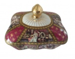 LIMOGES- Potiche em porcelana pintado artesanalmente em tema galante. Obs: com tampa na parte interna com borda quebrada como mostra a foto. Medidas: Altura 20 cm, Largura 15 cm e Comprimento 20 cm. 
