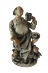 Antiga escultura em porcelana pintada artesanalmente representando um homem. Medidas: Altura 18 cm, Largura 8 cm e Comprimento 10 cm.