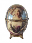 LIMOGES- Grande porta- joias em formato de ovo pintado artesanalmente em tema de dama com suporte em ferro. Medidas: Altura 22 cm e Diâmetro 13 cm. 