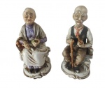 Par de esculturas em porcelana italiana pintado artesanalmente representando um casal de idosos. Medidas: Altura 17 cm e Diâmetro 7 cm.