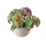 Escultura em porcelana e bisqui representando flores. Obs: com alguns quebrados na peça. Medidas: Altura 10 cm e Diâmetro 7 cm.