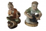 Par de esculturas em porcelana italiana pintadas artesanalmente representando um casal de senhores. Medidas: Altura 16 cm, Largura 13 cm e Comprimento 10 cm.