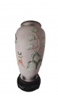 Vaso em porcelana japonesa com apliques em alto relevo em paisagem japonesa. Medidas: Altura 20 cm e Diâmetro 9 cm. 