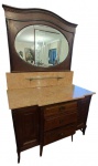 Antigo cômoda lavatório  em madeira maciça com três gavetas e duas portas, espelho  bisotado na parte superior com tampo em mármore rosa RETIRADA PELO COMPRADOR. Medidas: Altura 1,80 cm, Largura 60 cm e Comprimento 1,20 cm.