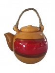 Bule em porcelana na tonalidade amarelo e vermelho. Medidas: Altura 16 e Diâmetro 18 cm.