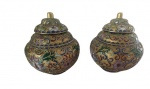Par de potiche em cloisoné em tema floral. Medidas: Altura 10 cm e Diâmetro 8 cm.