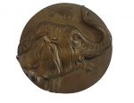 Prato em bronze de parede representando elefante em alto relevo. Medida: Diâmetro 17 cm. 