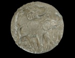 Prato decorativo em ferro na tonalidade prata representando um elefante. Medida: Diâmetro 21 cm