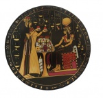 Prato decorativo em porcelana pintado artesanalmente em tema egípcio. Medida: Diâmetro 13 cm. 