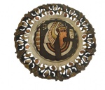 Prato decorativo em ferro e cobre com apliques em tema egípcio com bordas vazadas. Medida: Diâmetro 30 cm. 