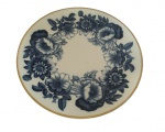 Centro de mesa em porcelana pintado artesanalmente em tema floral com borda dourada. Obs: necessita de restauro em um dos pés. Medida: Diâmetro 33 cm .