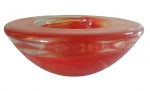 KOSTA BODA- Centro de mesa em grosso cristal na tonalidade laranja. Medidas: Altura 9 cm e Diâmetro 18 cm.
