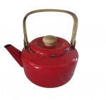 Chaleira em ferro esmaltado em vermelho. Obs: com marcas do tempo. Medidas: Altura 15 cm, Largura 20 cm e Comprimento 23 cm.