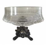 Centro de mesa em cristal com base em metal espessurado a prata. Medidas: Altura 18 cm e Diâmetro 20 cm.