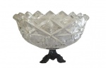 Centro de mesa de  cristal com base em metal espessurado a prata. Medidas: Altura 16 cm e Diâmetro 22 cm. 