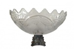 Centro de mesa em cristal com base em metal prateado. Medidas: Altura 20 cm, Largura 18 cm e Comprimento 21 cm.
