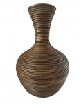 Floreira decorativa em laka e madeira. Medidas: Altura 35 cm e Diâmetro 22 cm. 