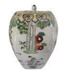 Grande potiche em formato cestavado com pintura artesanal estilo família Rosa produzido no século XX. Obs: tampa quebrada e colada. Medidas: Altura  33 cm e Diâmetro 22 cm.