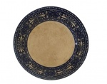 Prato decorativo em porcelana com bordas na tonalidade azul. Medida: Diâmetro 20 cm. 