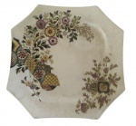 Prato decorativo em porcelana com pintura artesanal em tema floral com formato oitavado. Medida:  Diâmetro 27 cm.