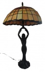 Luminária de mesa em resina representando uma mulher com cúpula em vitral estilo Tiffany. Medidas: Altura 86 cm, Largura 30 cm e Comprimento 50 cm.