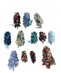 Lote com doze cachos de uva em pedras brasileiras diversas. Medida maior: Comprimento 15 cm. 