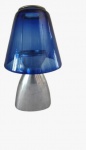 Castiçal com base em ferro fundido com cúpula em vidro azul. Medidas: Altura 22 cm e Diâmetro 13 cm. 